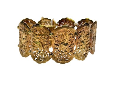 Lot 24 - A 22ct Yellow Gold Bracelet.