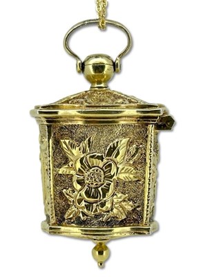 Lot 281 - Ornate Gilt Silver Box Pendant.