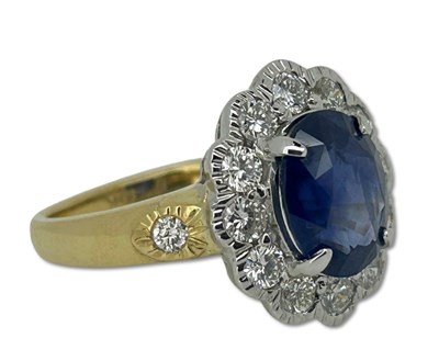 Lot 263 - A 3.08CT Royal Blue Sapphire Ring.