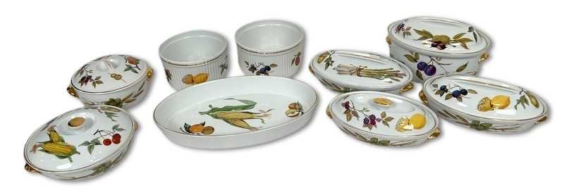 Lot 164 - Royal Worcester Porcelain Dinner Wares, 9pcs.