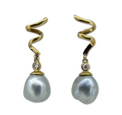 Lot 289 - Pearl Earrings.